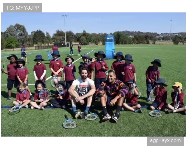 刷到乔丹·汤普森私服照，随手拿杯咖啡都像在炫富——我还以为是电影片场